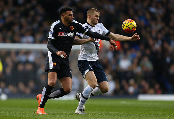 致敬！库里今天穿着罗伊的Air Max Rise球鞋入场（向罗伊致敬，库里今日脚踩Air Max Rise亮相）