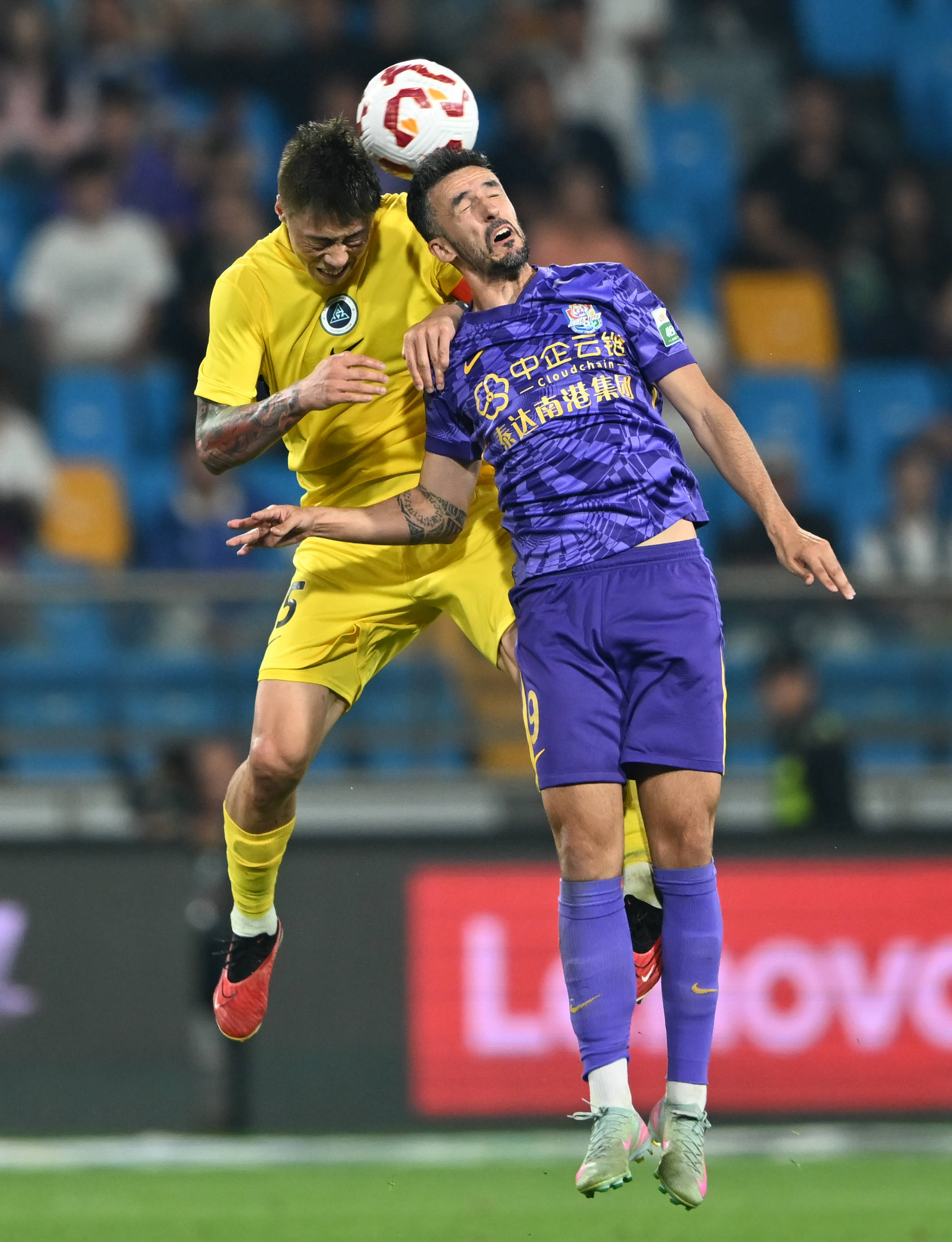 韦世豪：比赛尾声的点球太牵强，染红发为了在假期换个心情