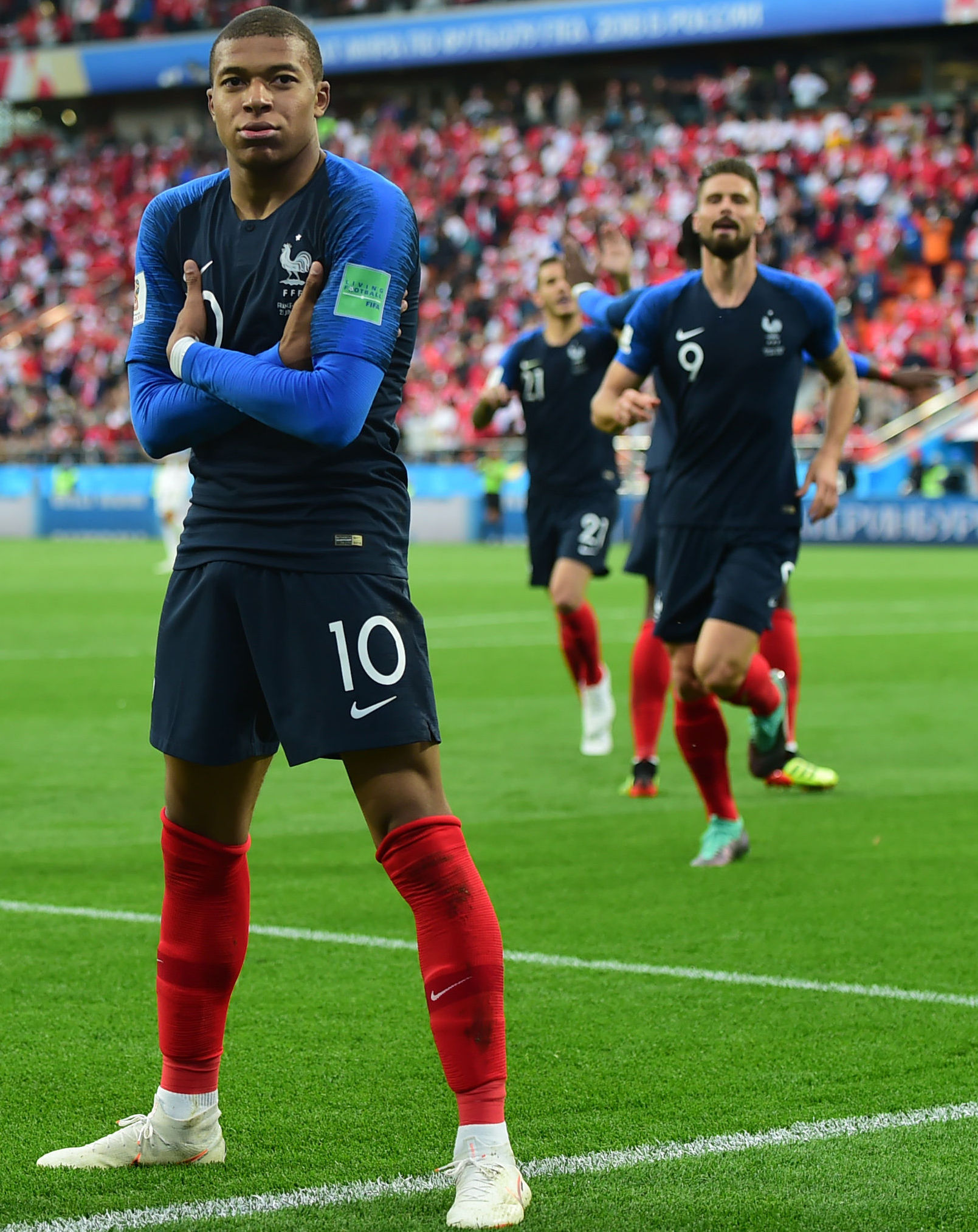 为何近期首发阵容稳定？瓜迪奥拉打趣：我不想再被媒体批评了